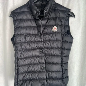 Moncler väst - Jättefint skick och äkta, strl 1 men passar mig som har S