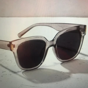 Solglasögon  - Solglasögon 50kr