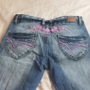 Fina rosa detalier. Low waist. Y2k. Chilly girl jeans. Stockholm stil