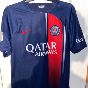 Säljer Paris saint germain tröja  - Ny skick använd ett få antal gånger, Köpt i psg butiken i Paris så den är äkta. Nypris 1500 kr 