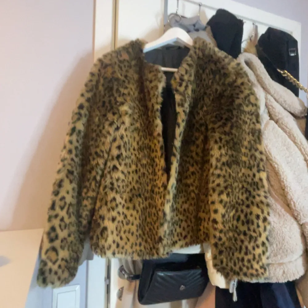 jätte fin höst/vår jacka i leopard mönster.. Tröjor & Koftor.