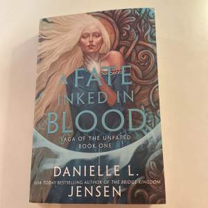 Hej hej, säljer denna nyutgivna bok av Danielle L. Jensen. Den är i super fint skick!