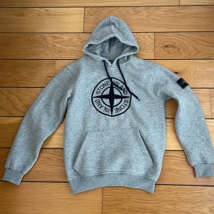 Stone Island Hoodie - Säljer min gamla Stone Island Hoodie som jag har växt ut! Skick: 8,5/10 Storlek: S-M Nypris: 2700(säljs inte längre) Mitt pris: 369👍(lite nopprig) Öppen för alla frågor!😄