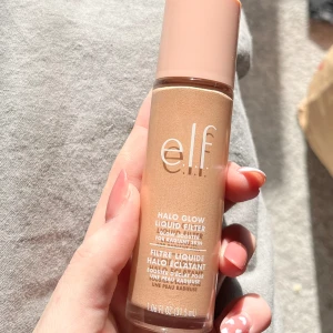 Elf Halo Glow - Säljer min Elf halo glow, endast testad en gång!! lite fel färg för mig så därav säljer jag den för bra pris! (Slutsåld överallt i Sverige) Den är i färgen 3/light medium 🫶🏻🤍 (frakt tillkommer på 58 kr PostNord spårbar) välj gärna köp nu