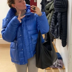 Dunjacka  - Säljer min super fina vinter jacka som är ifrån indian helt slut sålt på hemsidan. Köpte för 899kr säljer för 700kr 