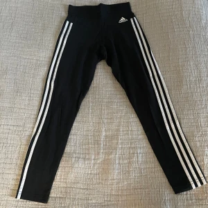 Adidas tights dam - Svarta adidastights i storlek S, fint skick utan anmärkningar. Bomullsmaterial och sitter väldigt skönt på kroppen 💕