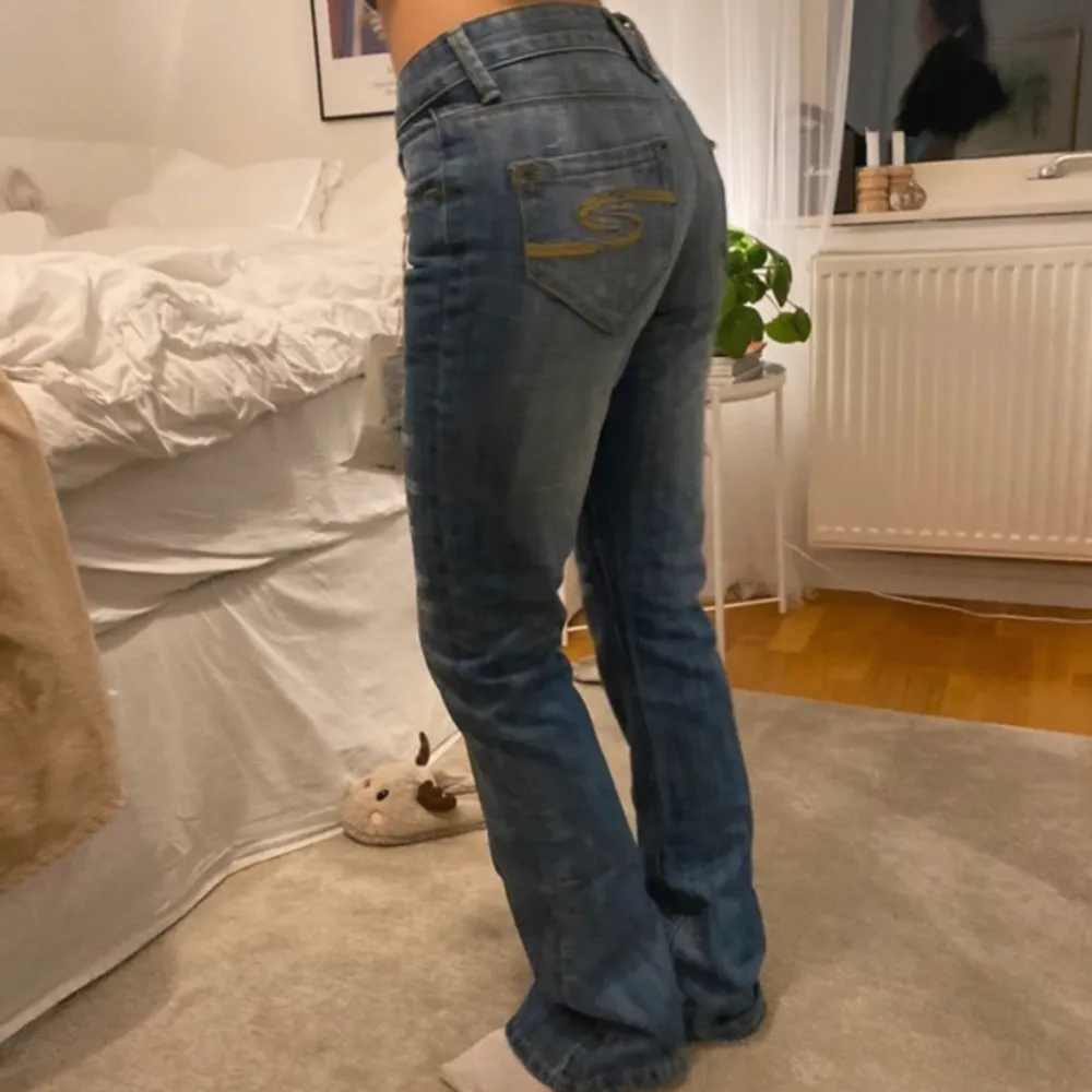 Sjukt snygga jeans! Jag är 164 cm. Tyvärr har dragkedjan hoppat ur, går o använda ändå då den är så pass liten, annars går den att laga 🩷. Jeans & Byxor.