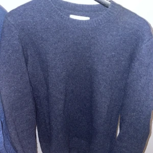 Samsøe & samsøe sweatshirt  - Bra skick, fin tröja säljer eftersom tröjan ej kommer till användning.  Nypris: 1500 k r- Mitt pris: 249 kr 