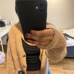 Stickad cardigan - Mysig stickad cardigan Använd max 2-3 gånger! Säljer eftersom har annan liknande💕