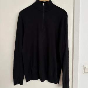En svart half zip tröja från Zalando