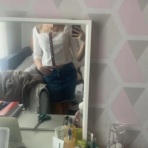 Jeans kjol  - Figurnära jeans kjol, medel längd. 