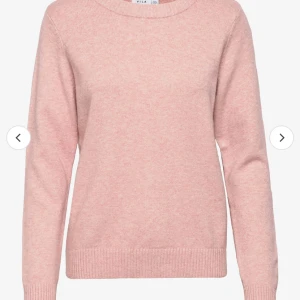 Rosa stickad tröja  - Rosa stickad tröja från Vila i använt men fint skick. 150kr + frakt💕