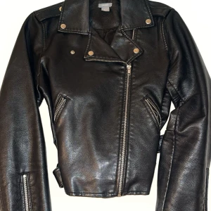 Skinnjacka svart - Använd en gång fick i present men för stor i storleken Storlek 40 Kan mötas i malmö