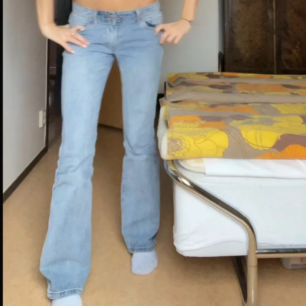 Superfina jeans från Brandy Melville, superfint skick! 🩷 Frakten kostar 78 kr och tar endast emot betalningar via swish eftersom mitt bank-id inte fungerar i Plickappen 🩷 Första bilden är lånad. Jeans & Byxor.