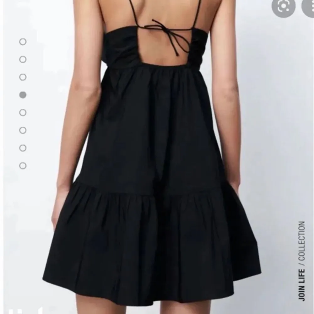 Supersöt klänning från Zara, toppenskick! Tar endast emot betalningar via Swish eftersom mitt bank-id inte går att använda i Plickappen 💕💕 Frakten kostar 63 kr. Klänningar.