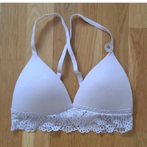 BH - Helt ny, oanvänd BH från H&M i storlek 70B. Kan fraktas med portokod, 18kr, men köparen står för frakten. 💗