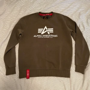 Tröja - Snygg alpha industries tröja i bra skick som har bra passform i storlek M. Skriv vid eventuella frågor om tröjan.