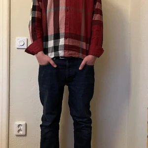 Burberry skjorta  - 7/10 är bara lite använd, inget kvitto eller og kmr med bara skjortan. ❗️❗️HELT VINRÖD VÄLDIGT UNIK OCH OVANLIG FÄRG❗️❗️