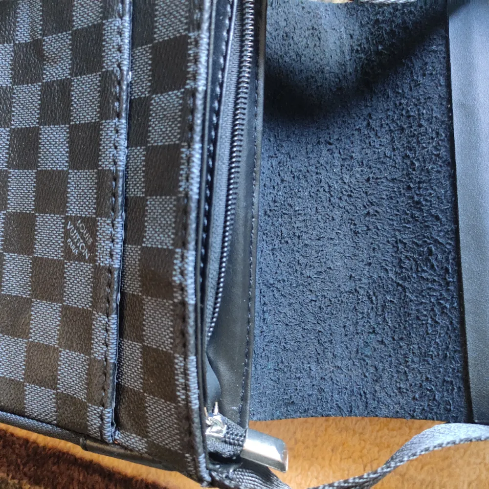 Tjena. Säljer nu min fina Louis Vuitton väska som är i väldigt bra skick. Den är lagom storlek med flera olika fack. Passar nu till sommaren. . Väskor.