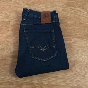 REPLAY ANBASS - Säljer dessa åt min far. Storleken blev för liten för honom men han tog av taggarna. Aldrig använda, bara testade W31 L32