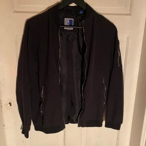 Bomberjacka  - Säljer nu min favorit Jacka som nu blivit för liten.   Från Jack & Jones