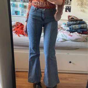 Högmidjade vintage jeans. Storlek M men insydda i midjan för å passa S. Sömen går att ta bort om man vill. Använd gärna köp nu 💕💕