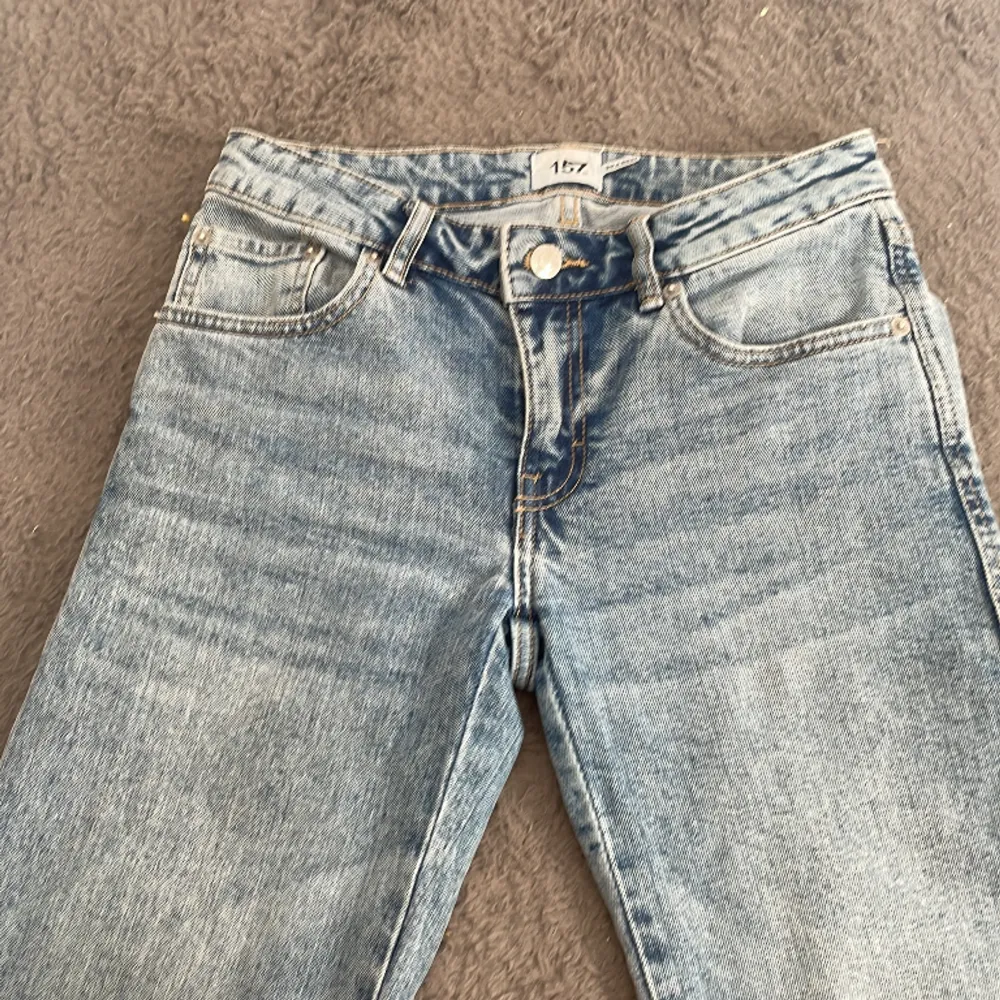 Säljer mina flare jeans då jag Säljer mina lågmidjade jeans då jag aldrig andvänder dom! Storlek XS-S köpt för 400-500kr kommer ej ihåg. Passar mig som är 1,68❤️ . Jeans & Byxor.