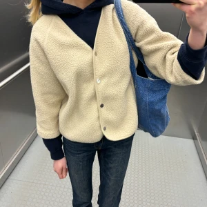 Trekvartsärmad kofta - Så fin trekvartsärmad kofta/ jacka i teddy från Lindex, sparsamt använd💕