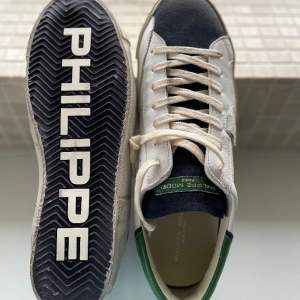 Hej! Sprillans nya helt oanvända Philippe models skor i storlek 43 säljes. Riktigt sällsynt populär colorway, loggan under på sulorna! Skick 10/10 med allt og tillbehör perfekta nu inför våren🙌 pris ej hugget i sten, tveka inte vid minsta fråga😀