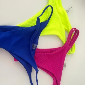 Bikini underdel  - Säljer då de är för små och inte kommer till användning, säljes helst ihop men går köpa enskild också💛💗💙