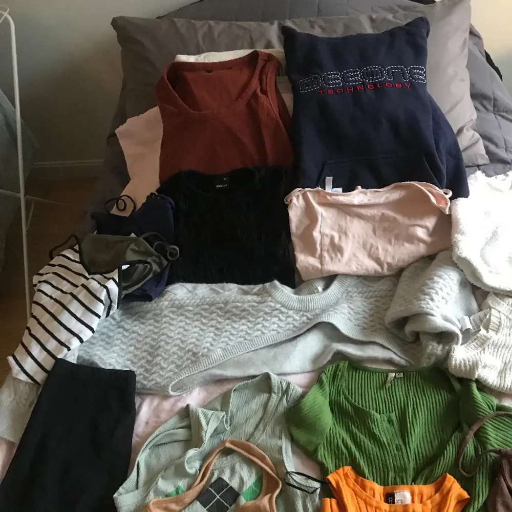 13toppar 2 kjolar volang 1 klänning 2shorts 1hoddie1 stickad 1 par jeans 1 kort kjol svart Säljer allt paket pris . Övrigt.