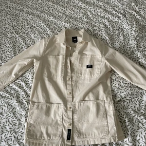 Overshirt herr - Beige overshirt från Vans, använd 1 gång och är i bra/ny skick. Skön och fräsch till sommaren som snart börjar krypa fram…:)