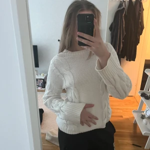 Stickad tröja  - En vit stickad tröja från lager 157 i storlek m. Kontakta för fler bilder och pris.