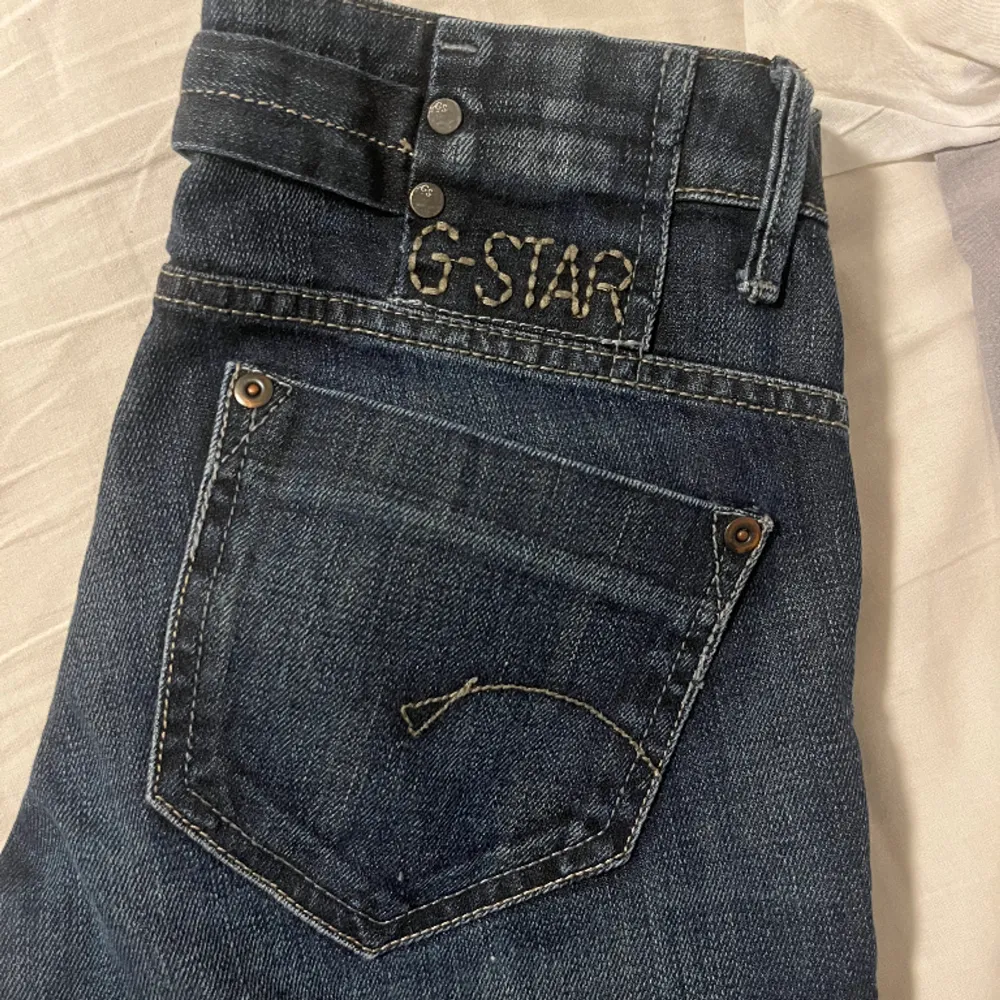 lågmidjade jeans från g star som tyvärr är för små för mig som vanligtvis har 36 så därför jag säljer !!! köpare står för frakten . Jeans & Byxor.