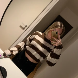 Stickad tröja - Fin stickad tröja i brun och vita ränder.  Väldigt skön och luftigt matieral. Knappast använd 