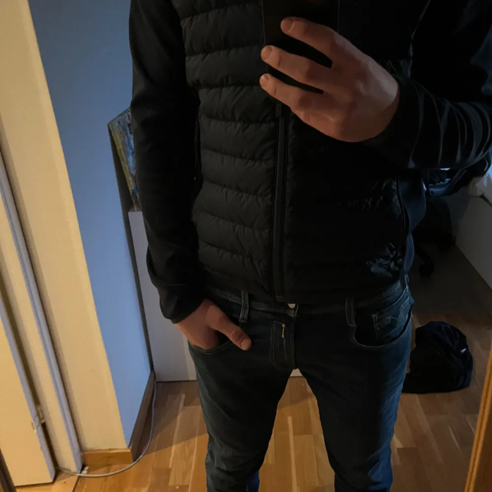 Säljer denna fräscha peak performance cardigan, perfekt för våren. Skick 10/10 och storlek M. Bara höra av er vid funeringar!!😄. Jackor.