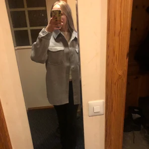 Grå kappa  - En grå kappa i xs som inte är använd mycket och i bra skick. 