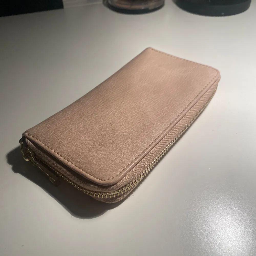 Jättefin smutsrosa plånbok från Åhléns . Accessoarer.
