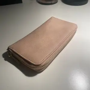 Jättefin smutsrosa plånbok från Åhléns 