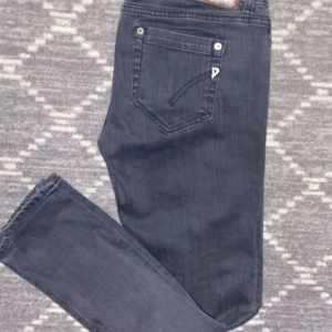 Dondup jeans - Säljer ett par helt nya dondups i storlek 30. Jeansen är helt nya och är riktig snygga och fräsha med inga defekter och perfekt passform. Priset ej hugget i Sten💯😁