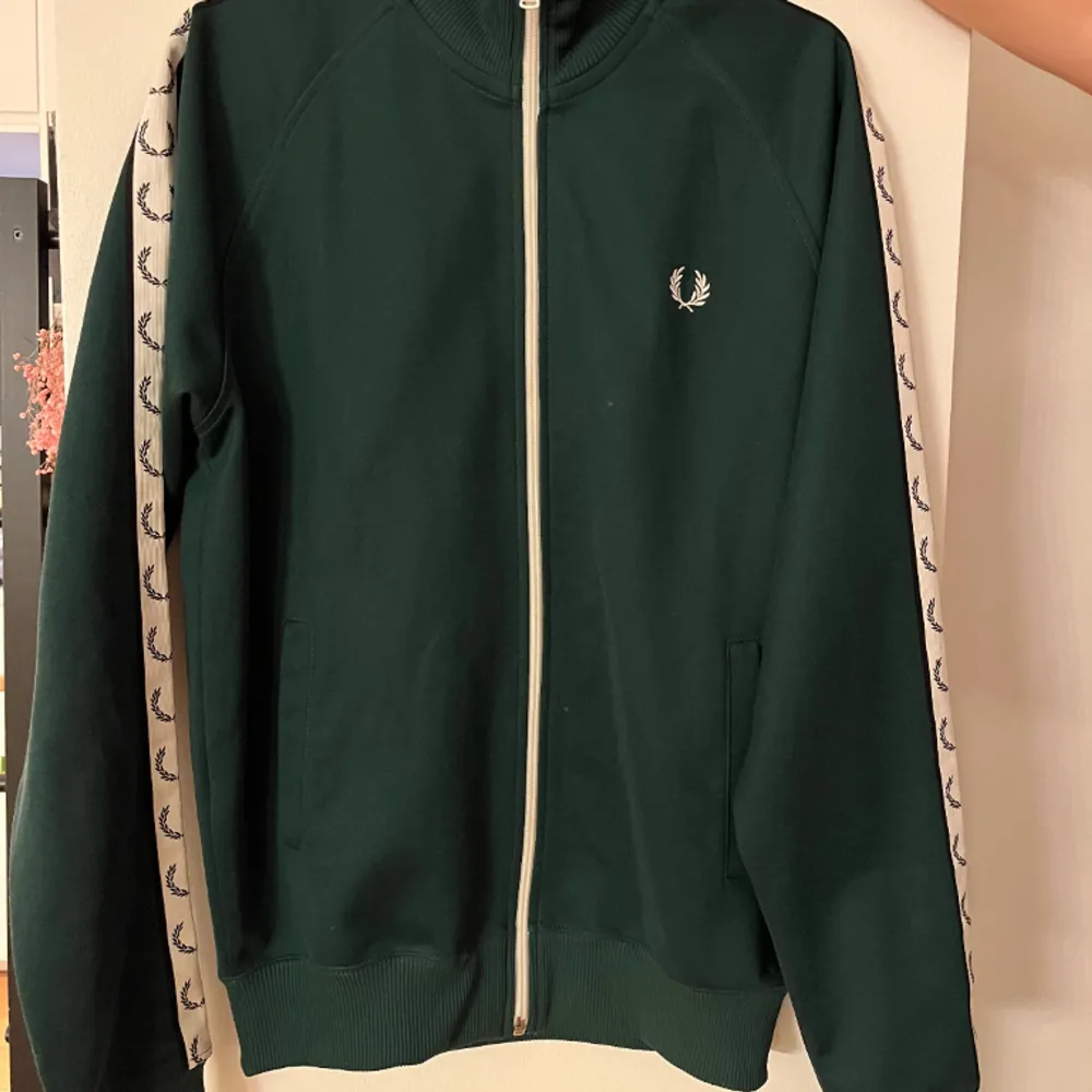 Säljer en fred Perry i storlek S, använt Max 5 gånger. Ny pris 1500kr. 10/10 i skick. Hoodies.