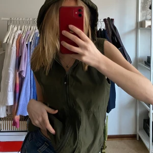 Grön väst - Super cool grön väst som ger det extra till outfiten🤩
