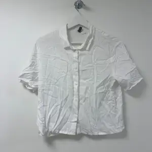 vit kort skjorta perfekt att ha under klänningar på sommaren! väldigt luftigt material 