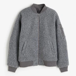 Bomberjacka i ull - Säljer denna sjukt snygga bomberjackan i ull från h&m som är slutsåld i alla storleken på hemsidan! Säljer för minst nypris då prislapparna och allt sitter kvar, så försök inte pruta😊