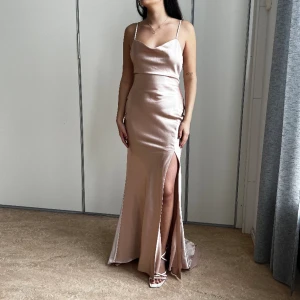Satinklänning  - Roséguld satinbalklänning med släp storlek S/M 😍 Modellen är 167 cm lång och bär vanligtvis S       Skick: Mycket bra