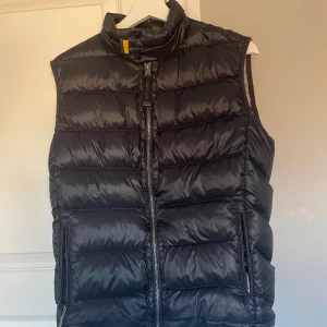 Parajumper väst - En helt ny Parajumper väst i helt nyskick. Säljer pga för liten. Har storlek M men passar även S. Västen är självklart äkta 