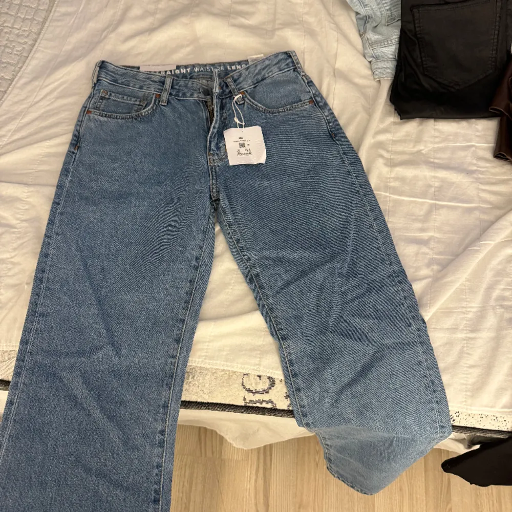 Helt oanvända med prislappen kvar, storlek 26 längd 30 Köpta för 599kr säljer för 300kr🫶🏻. Jeans & Byxor.