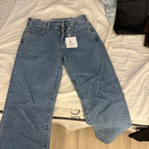 Raka low waist jeans från bikbok - Helt oanvända med prislappen kvar, storlek 26 längd 30 Köpta för 599kr säljer för 300kr🫶🏻