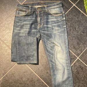 Nudie jeans  - Säljer ett par snygga nudie jeans i passformen slim fit. Skick 9/10