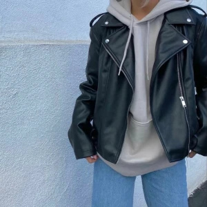 Biker jacka - Från Stradivarius i strl S 🖤 endast använd en gång! Priset kan som vanligt diskuteras 🥰 Nypris: 559kr